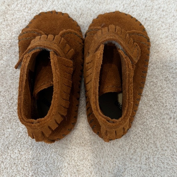 Minnetonka Genuine Suede Leather Baby Moccasins - Picture 5 of 11